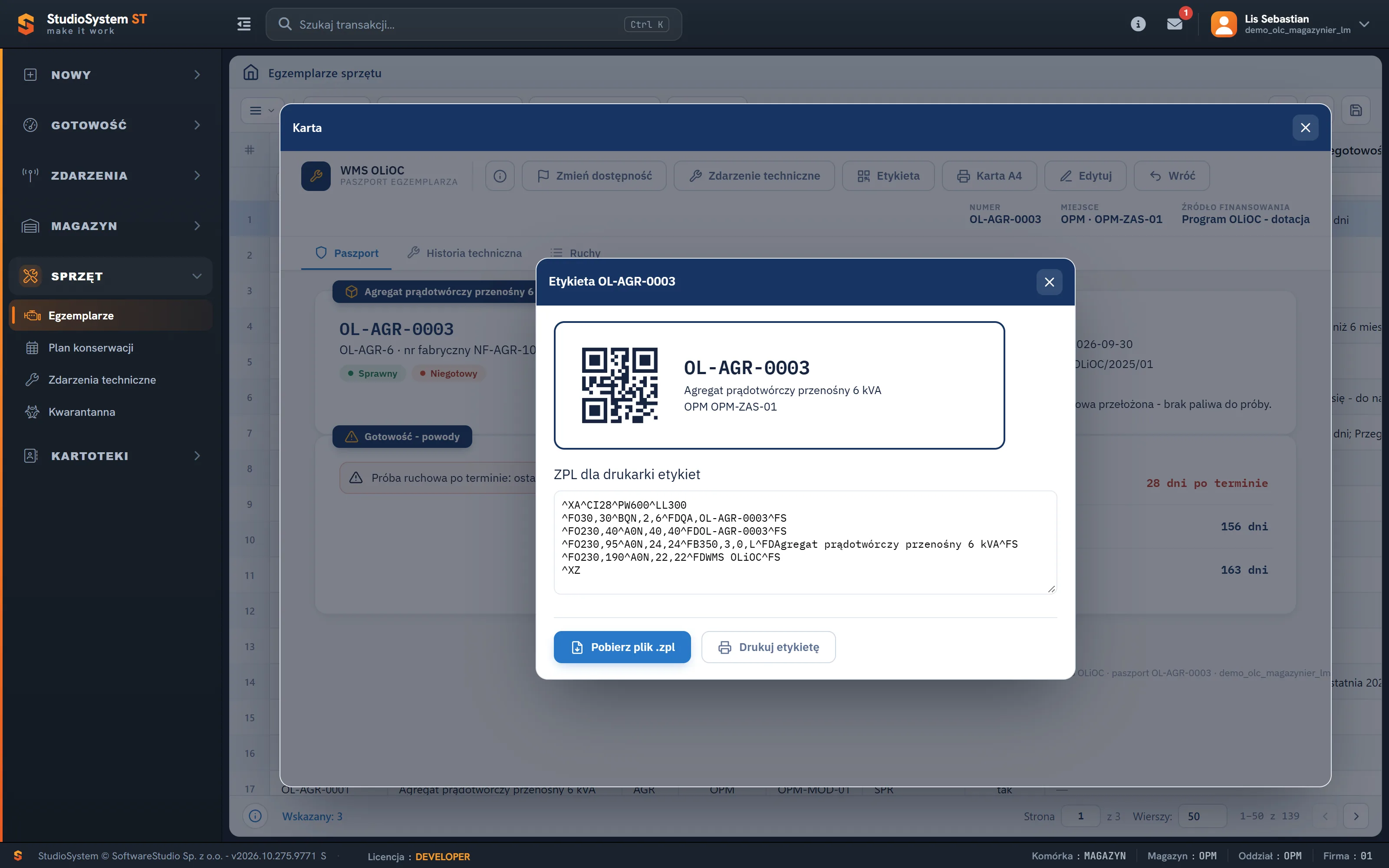 Okno etykiety egzemplarza z kodem QR, numerem inwentarzowym i przyciskami Drukuj etykietę oraz Pobierz plik ZPL